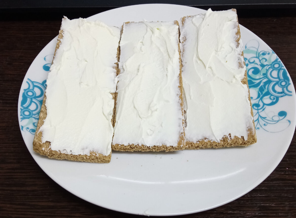 Сыр  творожный  сливочный-40гр., хлебцы   овсяно-ржаные-18гр.  К-149,4         Б-9,98         Ж-3,07         У-13,4.