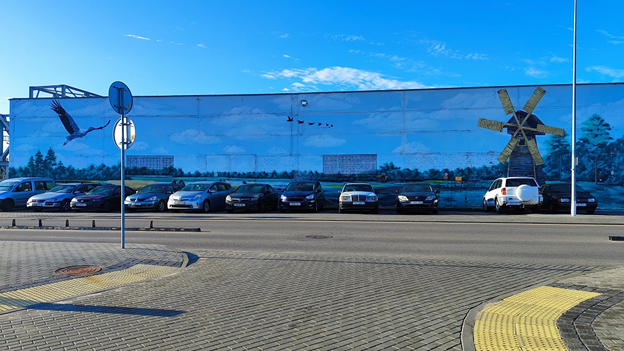 Так расписано здание на стоянке у вокзала в Минске. Фото автора