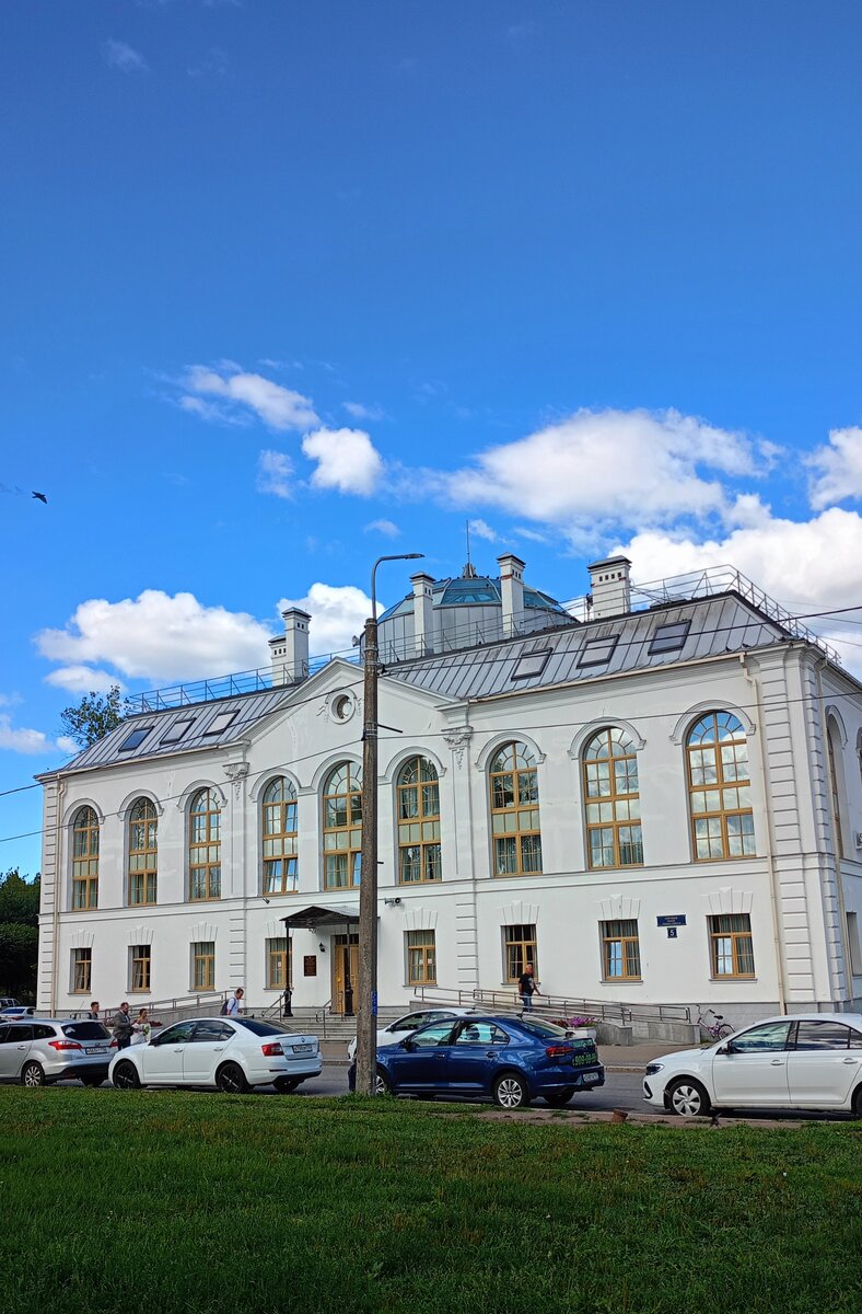 Вот этот Дворец бракосочетания в Петергофе. И хотя весьма скромный, но мне внутри понравился