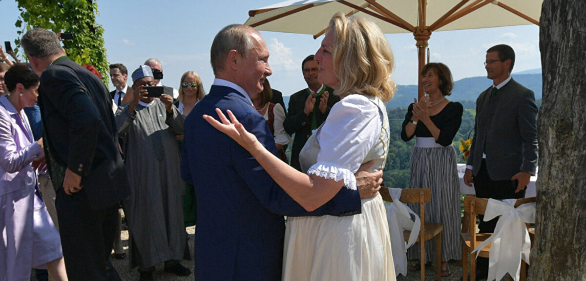 Где сейчас живет кнайсль. Глава МИД Австрии Карин Кнайсль. Министр иностранных дел Австрии Карин Кнайсль свадьба. Карин Кнайсль танцует с Путиным. Путин свадьба Австрия Карин Кнайсль