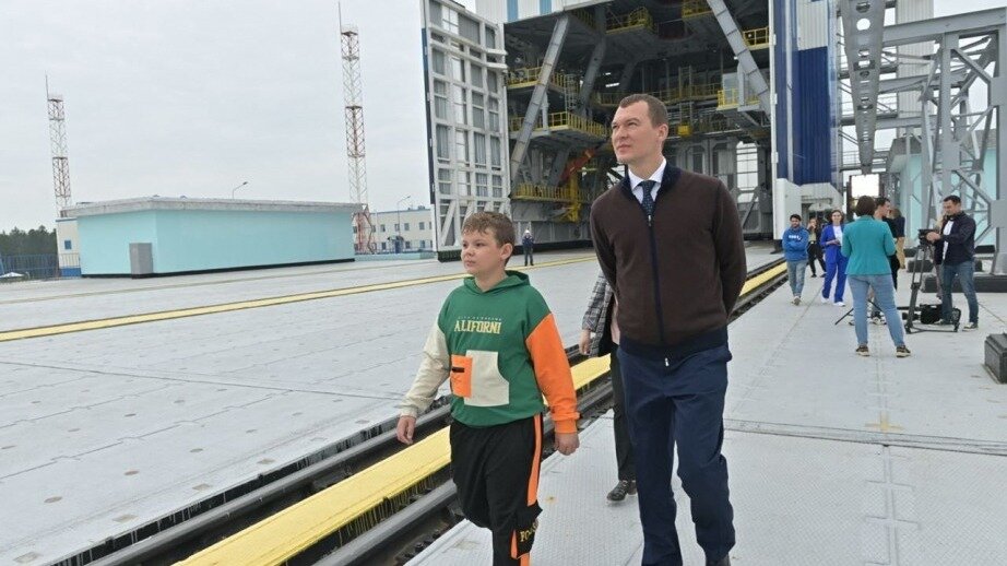     Об этом Никита Присячев из Комсомольска-на-Амуре попросил Деда Мороза на акции «Елка желаний». Теперь пришло время сбыться загаданному. Мальчик побывал на космодроме в компании мамы и губернатора.