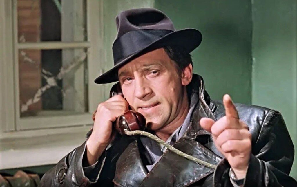 В. Высоцкий в роли Глеба Жеглова. Кадр из фильма "Место встречи изменить нельзя" (1979). Изображение взято в открытых источниках.