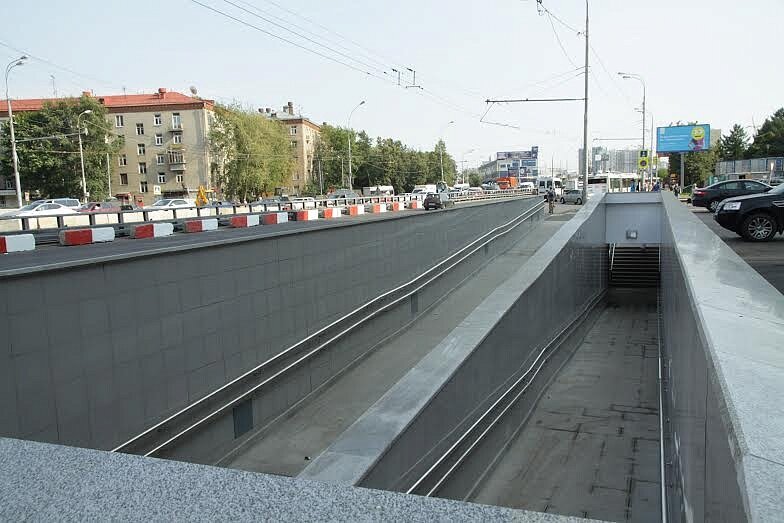 Высокий переход переход. Пешеходный переход на Дмитровском шоссе. Пешеходный переход Дмитровское шоссе 90к1. Переходы в Москве. Пандусы на пешеходных Мостах.