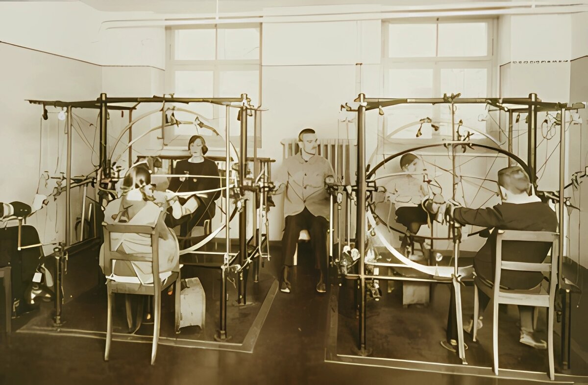 «Меридиан» – устройство с тросовым приводом от человека для создания нагрузки на суставы и мышцы. Швейцария, 1918 г.