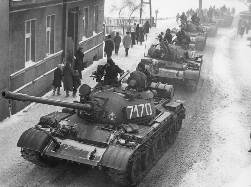 Танки T-55А Войска Польского в городе Збоншинек, 13 декабря 1981 года