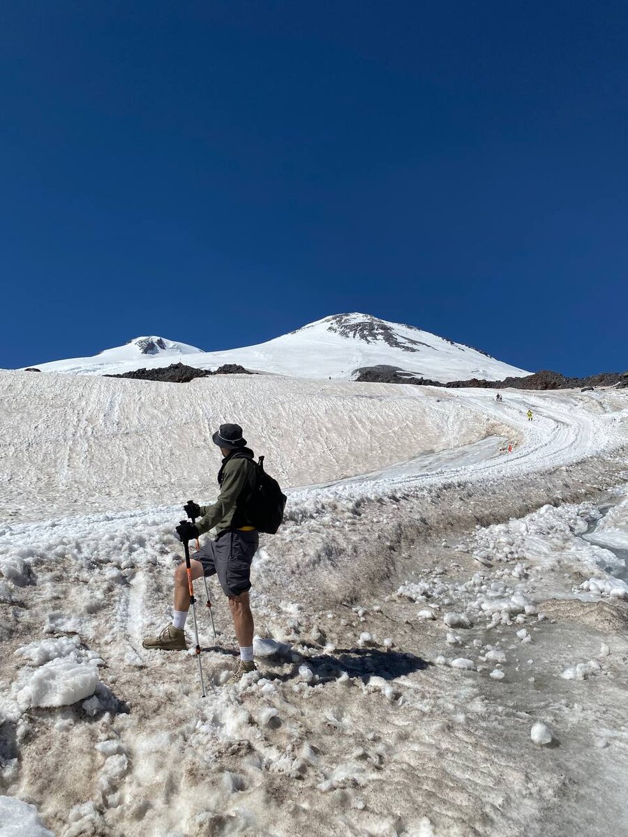 Эльбрус.Стратовулкан на Кавказе - самая высокая горная вершина России и Европы при условии проведения границы между Европой и Азией по Главному Кавказскому хребту или южнее.
