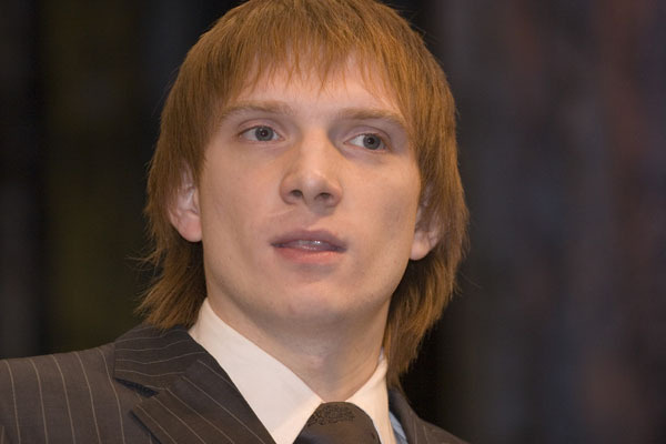 Многие поклонники недовольны поведением Андрея Бурковского и не хотят его возвращения в Россию