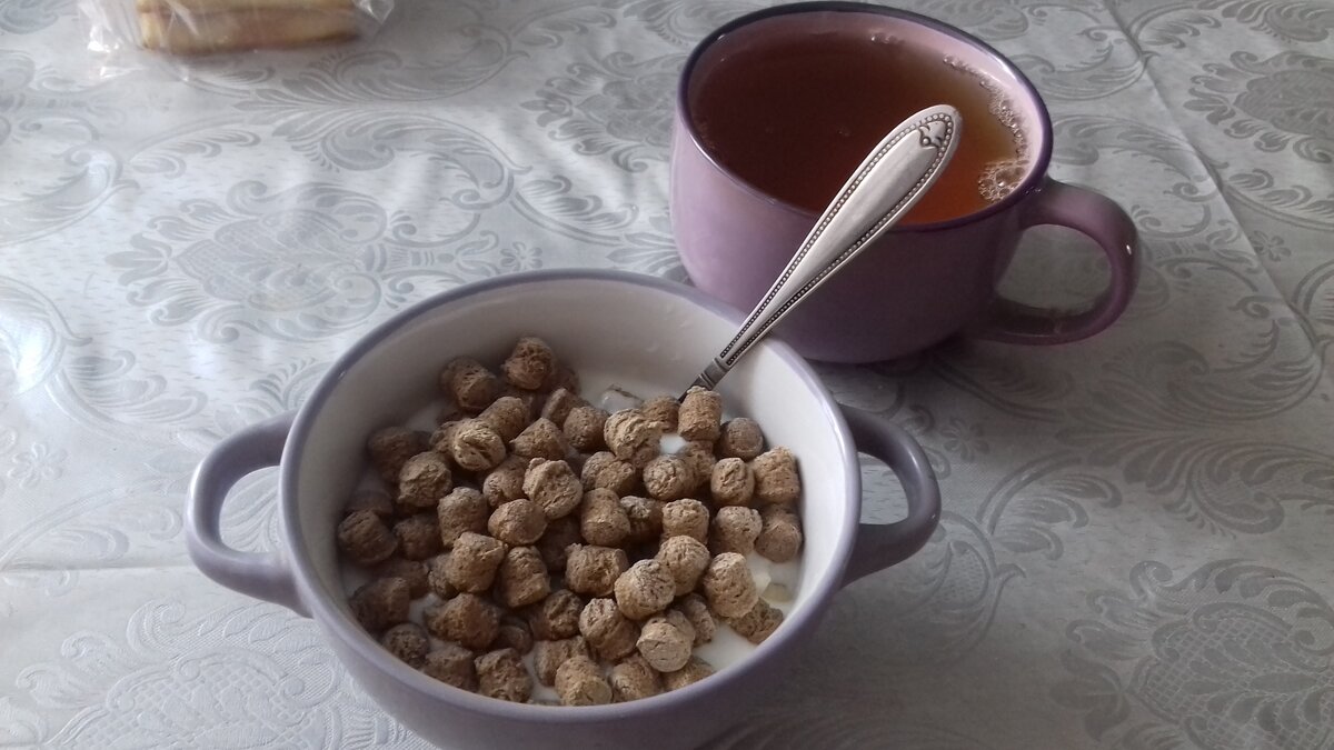 На дне тарелки - 50 грамм банана, сверху 130 грамм кефира и 30 грамм ржаных отрубей. Чай без сахара.