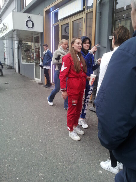  В таких костюмах выпускницы норвежских школ празднуют их окончание. 