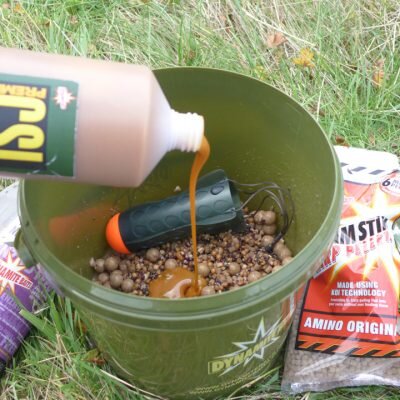 В итоге рыболову останется добавить в такую смесь только ароматизатор и животную или растительную добавку. В прикормку можно добавлять и другие компоненты, но следует помнить, что общий базис прикормки для ловли в тёплой воде, как правило, строится на растительных ингредиентах.