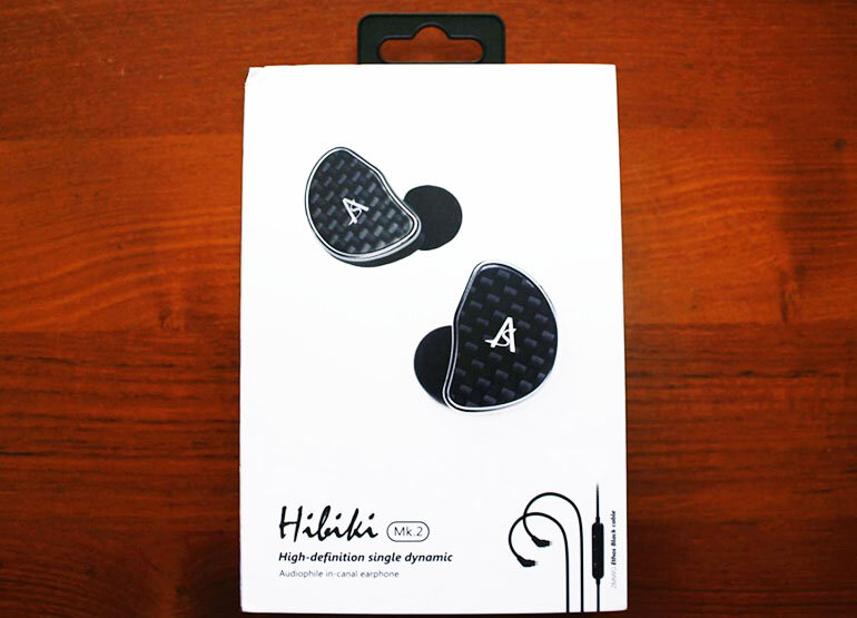 Строгий спартанский стиль коробки говорит об классическом подходе компании.