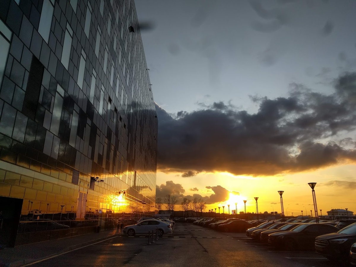 После собеседования на работу, куда меня не взяли. Какое небо, какое солнце, продолжающиеся в своём отражении!