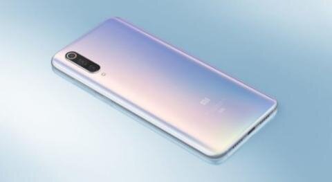 Официальные продажи Xiaomi Mi 9 Pro 5G стартовали в прошедшую пятницу, 27 сентября. Базовая версия с 8/128 Гбайт памяти предлагалась за 520 долларов, 8/256 Гбайт - за 535 долларов, 12/256 Гбайт - за 580 долларов, 12/512 Гбайт - за 605 долларов.
Во вторник, 24 сентября, компания Xiaomi презентовала новый флагманский аппарат Xiaomi Mi 9 Pro 5G, ставший самым доступным в мире смартфоном с поддержкой сетей пятого поколения. Официальные продажи новинки начались в прошедшую пятницу, 27 сентября. Стартовая партия, размер которой, конечно же, не называется, разошлась всего за 2 минуты.
И все благодаря низким ценам! Базовая версия с 8/128 Гбайт памяти предлагалась за 520 долларов, 8/256 Гбайт — за 535 долларов, 12/256 Гбайт — за 580 долларов, 12/512 Гбайт — за 605 долларов. Напомним, внешне аппарат ничем не отличается от представленного весной этого года смартфона Xiaomi Mi 9. Гаджет получил AMOLED-дисплей от Samsung диагональю 6,39 дюйма и разрешением Full HD+ 2340 х 1080 пикселей со встроенным сканером отпечатка пальца. Он занимает 91% лицевой панели.

Основная камера: тройная, с датчиками разрешением 48, 16 и 12 мегапикселей. Фронталка — также нехилые 24 мегапикселя. Но вот внутри отличия все же есть. Во-первых, гаджет получил более свежий топовый процессор Snapdragon 855 Plus. Само собой, с 5G-модемом. Во-вторых, емкость аккумулятора увеличилась с 3300 мАч до 4000 мАч. А ещё он получил более мощные зарядки — проводную на 40 Вт и беспроводную на 30 Вт. К тому же появилась реверсивная зарядка мощностью 10 Вт.