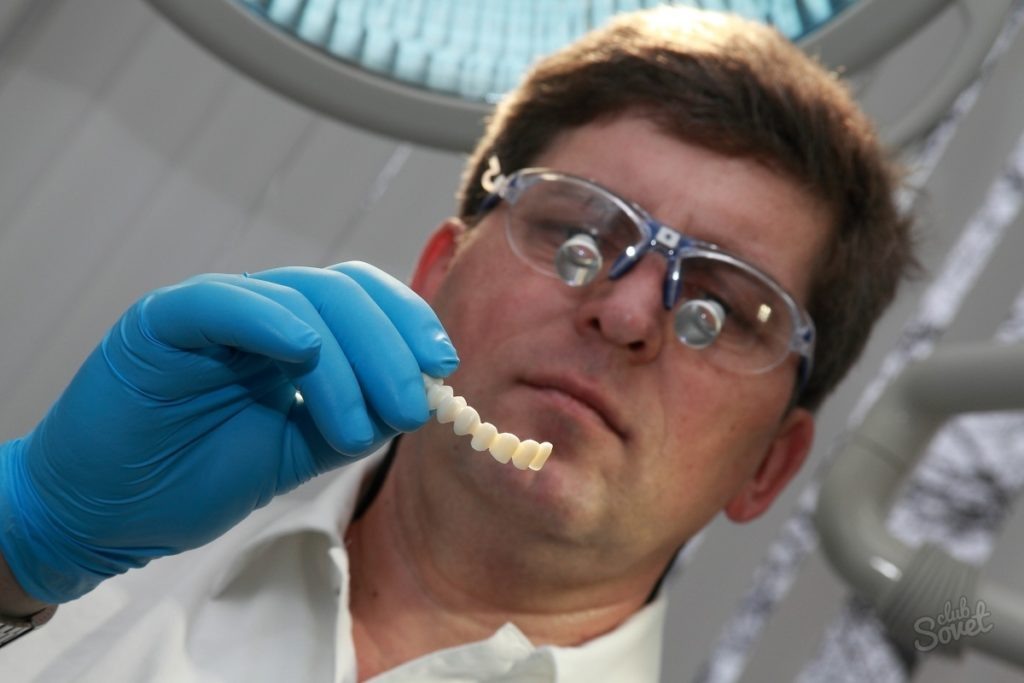 Изучение врачом прикуса и расположения зубного ряда на первом приеме у стоматолога