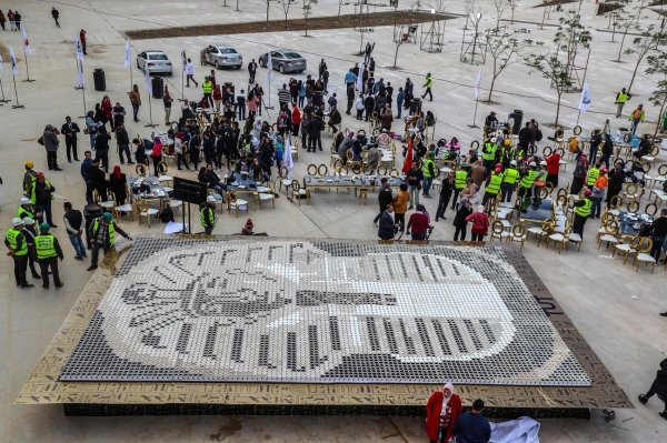 В Гизе любители кофе решили соорудить маску Тутанхамона из 7260 стаканчиков кофе. Непонятно кому пришла в голову эта идея, но он явно очень хотел попасть в Книгу рекордов.

