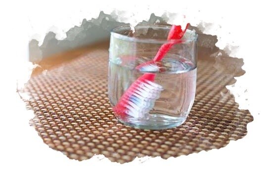 Горячая вода вернет форму зубной щетке