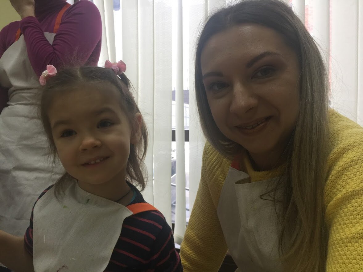 с дочкой Катей на рисовании