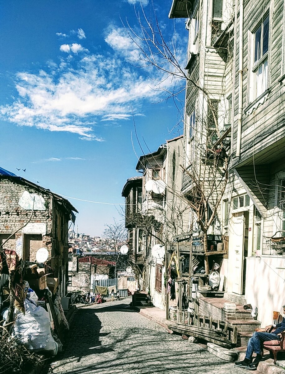 Гордиться тут особо нечем. Тем более, когда городу есть, что показать.