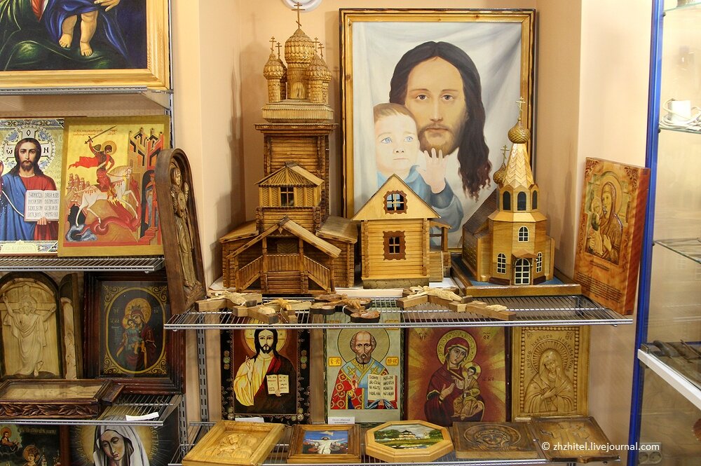 Иконы и изделия заключенных на религиозную тематику