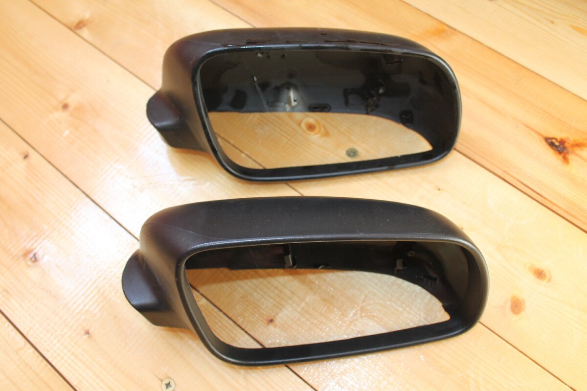 Крышка лопух правого зеркала Skoda Octavia tour 1U0857538