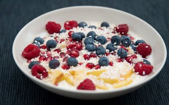 Вы можете начать свой завтрак с половины грейпфрута или стакана свежевыжатого грейпфрутового сока. Горькие вещества обуздывают ваш аппетит, а фруктовая кислотность по-настоящему оживляет вас по утрам. Чтобы не проголодаться снова, вам следует избегать хрустящих хлебцев и тостов и вместо этого приготовить мюсли с овсяной мукой, хлопьями зерен амаранта и свежими ягодами. Овсянка богата клетчаткой и ненасыщенными жирными кислотами и надолго сохраняет вас в полном объеме. Из-за высокого содержания клетчатки и простых в использовании углеводов амарант также быстро испытывает чувство сытости, которое длится дольше, чем у нормальных кукурузных хлопьев.