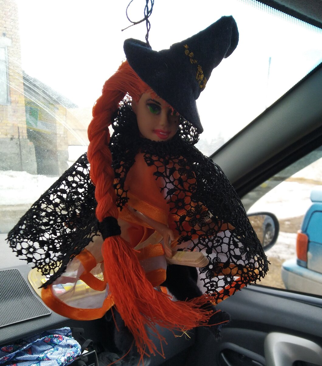 Ведьма на метле.