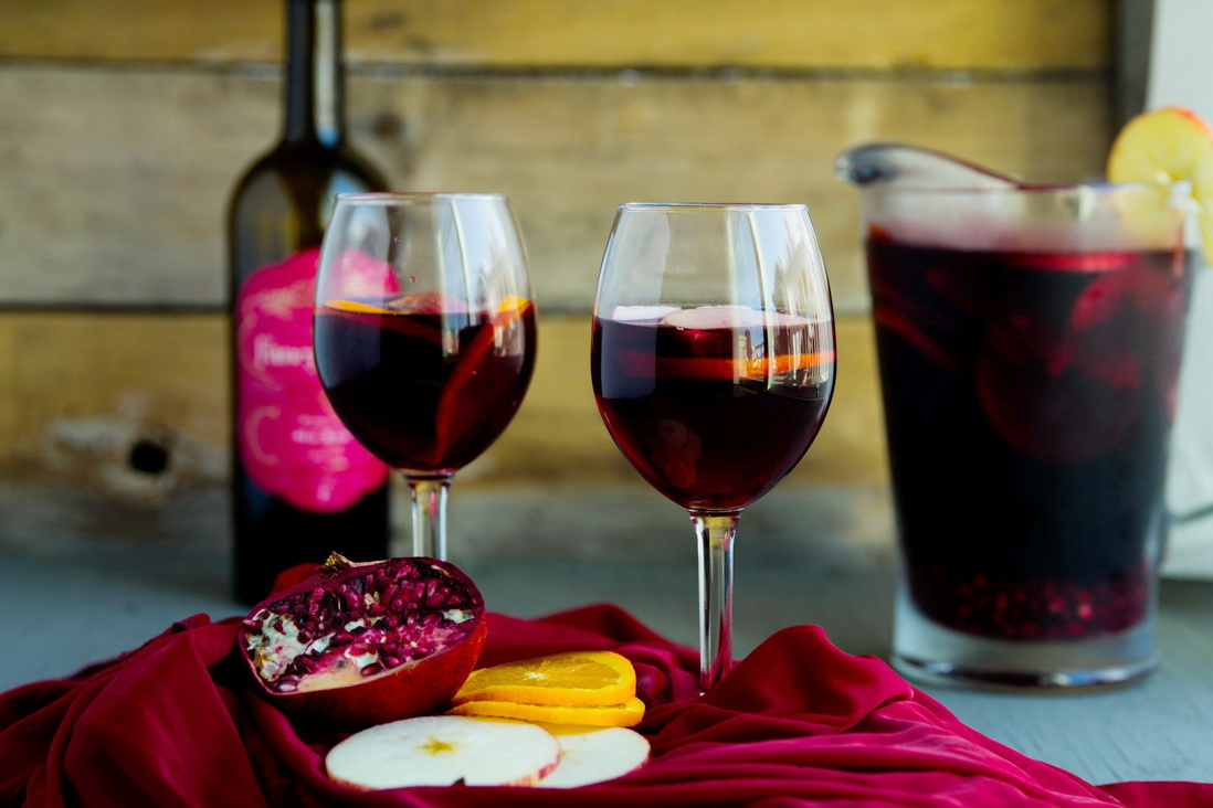Красне вино. Вино Сангрия Гранатовое красное. Вино Pomegranate Wine. Бокал с вином.