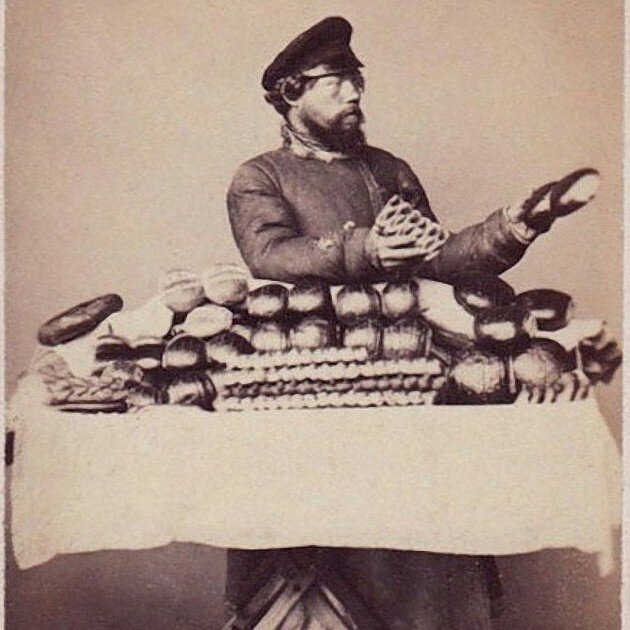 С Мааасквы, с пасада, с Каааалашного ряда! - вековой давности дразнилка для москвичей. Калашный ряд, если кто не замечал, - это калачный, только с прононсом на тот же манер, что и "булошная". 