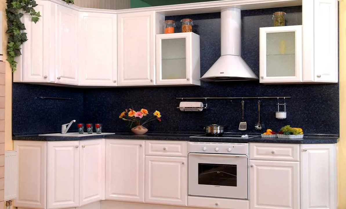 Кухня с фасадами из ПВХ пленки