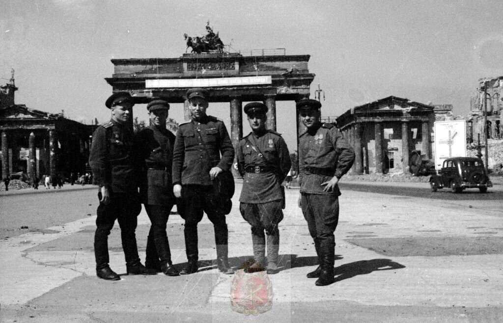 Офицеры ЦМКА в поверженном Берлине у Бранденбургских ворот. В центре - подполковник П.Н. Логинов. Май-июнь 1945 г.