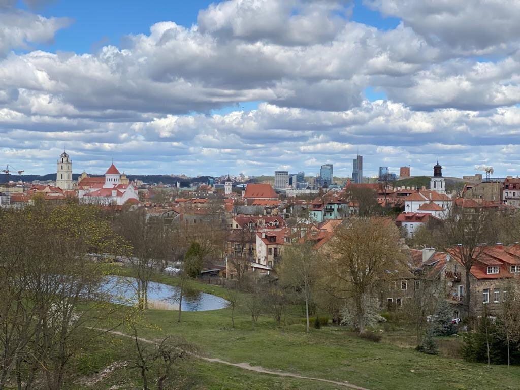 Вид на Вильнюс со смотровой площадки, расположенной напротив американской школы.