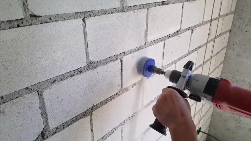 Как правильно бурить алмазной коронкой отверстие под подрозетник ...