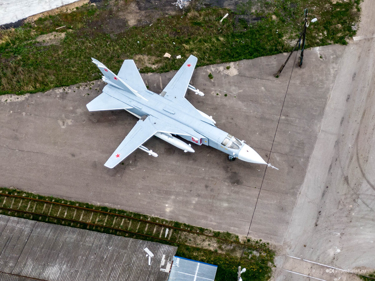 Обнаружил в промзоне Су-24. Это самый проблемный, но мощный штурмовик ???