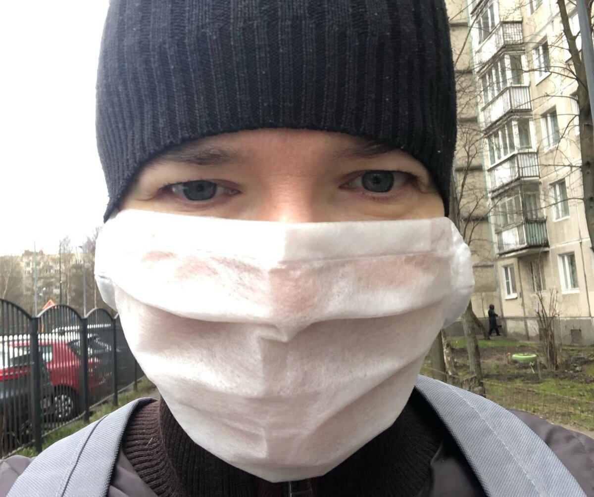 Автор в самый первый выход в магазин. Начало апреля -потому еще в шапке.