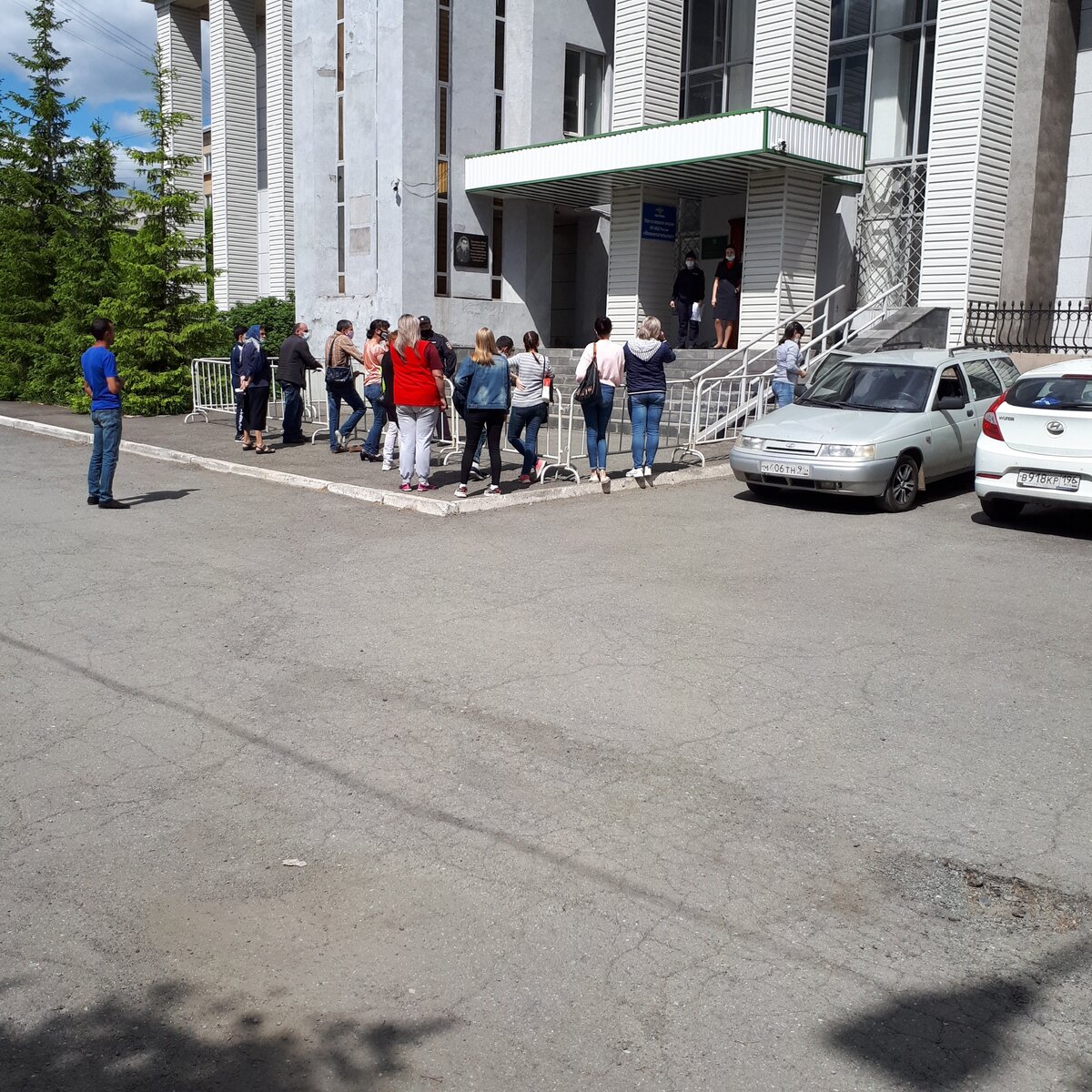 Здесь я получил свой заграничный паспорт