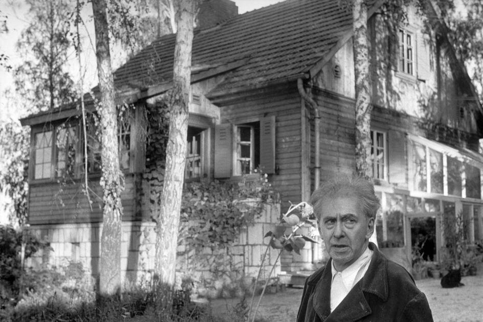 И. Эренбург на своей даче, 1954 г.