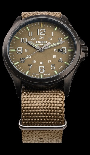 Часы P67 GunMetal Khaki являются обновлением одной из самых продаваемых моделей GunMetal Black. Часы имеют циферблат цвета хаки, стальной корпус 42мм с PVD-gun покрытием черного цвета. Сапфировое стекло и стальная задняя крышка обеспечивают водозащиту 100 метров. Вместе с тем данная модель имеет некоторые технические особенности. В часах отсутствует комбинированная подсветка трития и Super-LumiNova и данная модель оснащена исключительно тритиевой подсветкой. В Traser P67 GunMetal Khaki цвет окошка даты выполнен на черном фоне. Модель доступна в трех различных вариантах на стальном браслете, каучуковом ремне или нато стропе.
