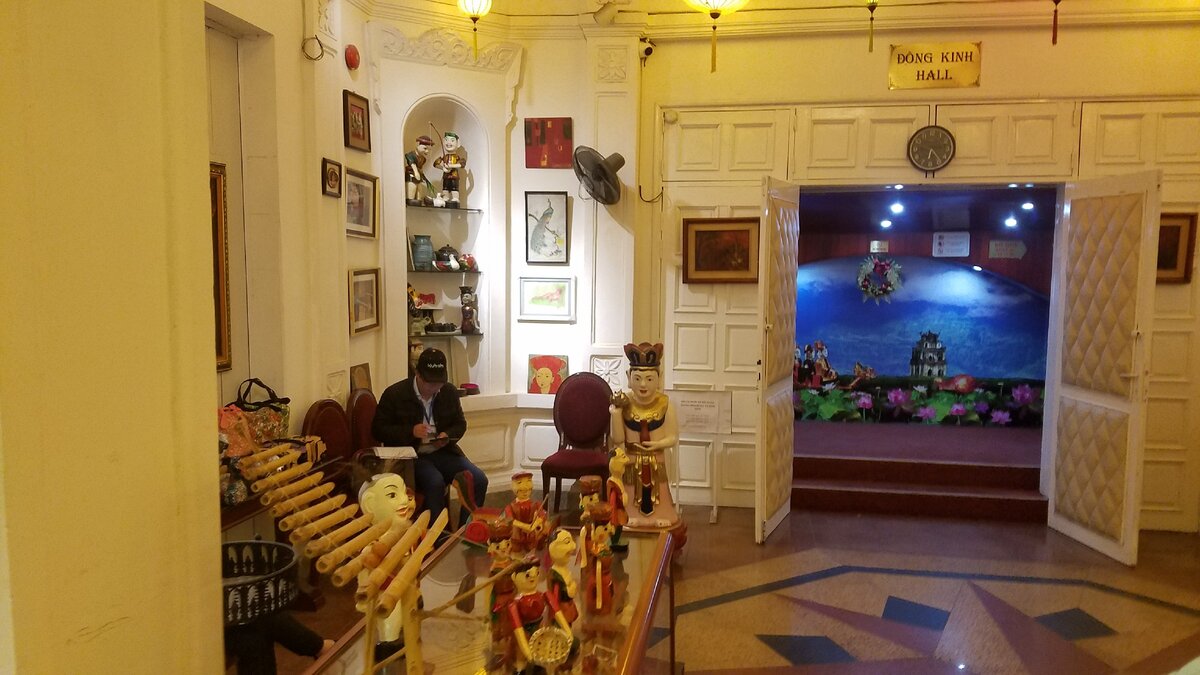 Холл театра