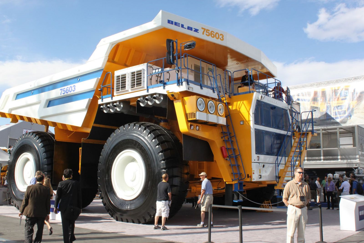 БелАЗ на фоне людей кажется невероятно огромным (Взято из Яндекса)