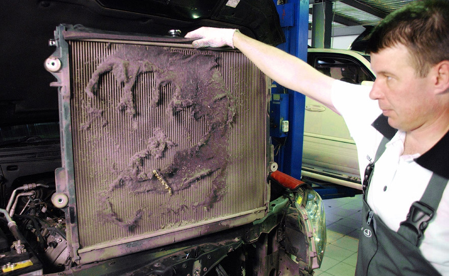 Пример радиатора кондиционера, который не очищали 100 000 км