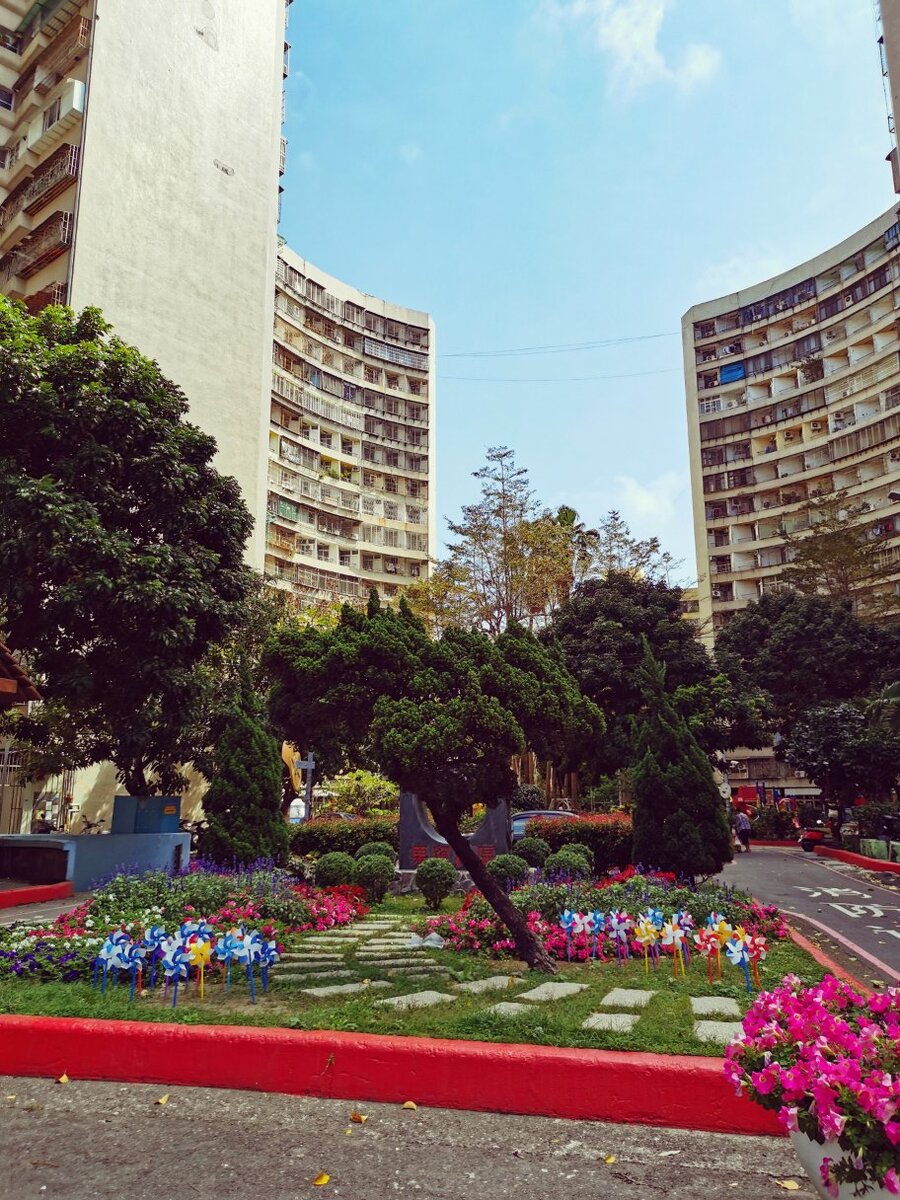 уютный сад в жилом комплексе Гамао