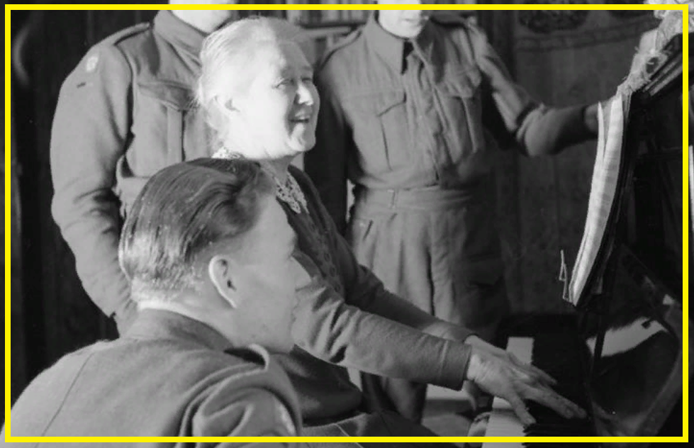 Вот семидесятилетняя Миссис Баглер в 1943 году развлекала местных солдат фортепианным концертом в своем доме в Ист-Дине в Сассексе.