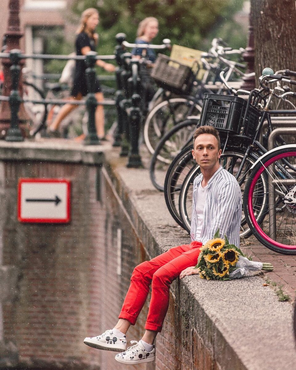 Сижу жду свою судьбу на набережной канала c букетом вангоговских подсолнухов.