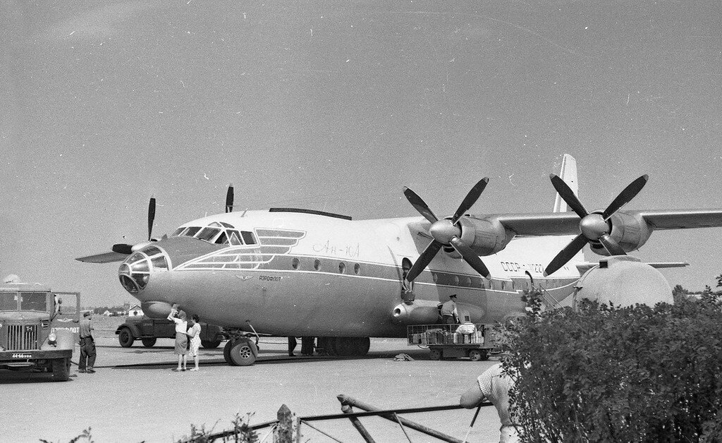 Ан 10 пассажирский самолет фото Ан-10 - ушедший в никуда. Записки о самолетах Дзен