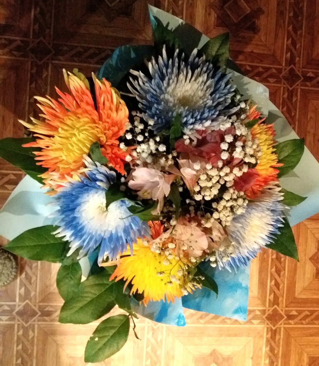 Вот такой букет очень хотелось подарить подруге в день ее рождения. 