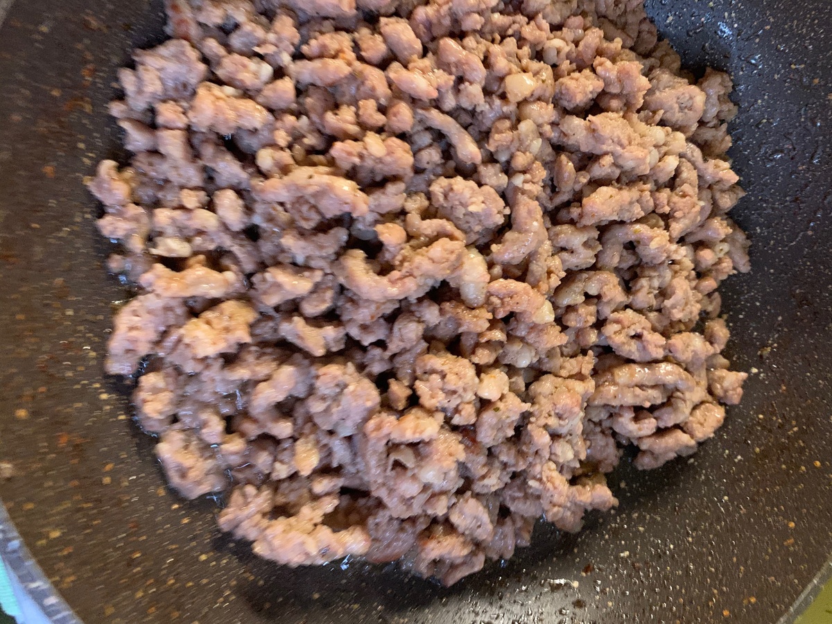 После испарения лишней влаги, фарш солим, перчим, добавляем приправу к мясу и тщательно обжариваем