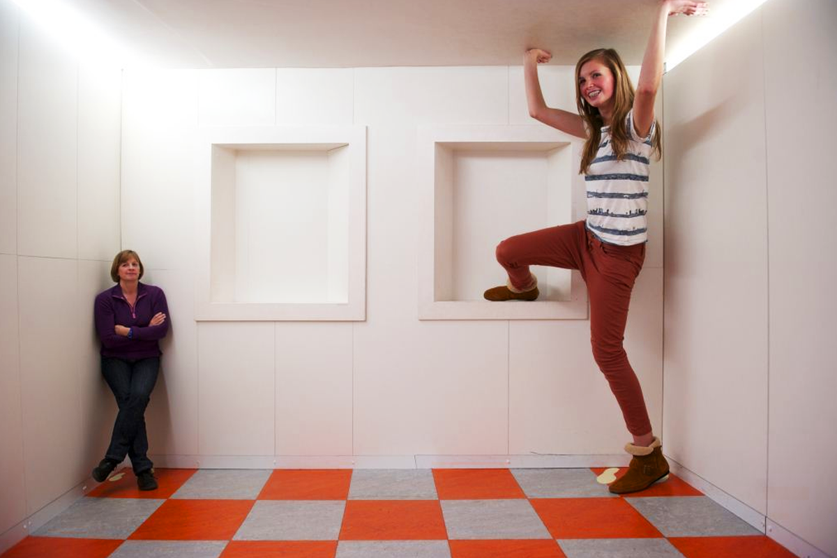 Комната Эймса иллюзия. Оптическая иллюзия комната Эймса. Камера обскура Эдинбург. Музей «комната Эймса». Фотосессии обман