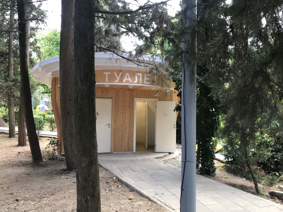 Как ликвидировали последний бесплатный туалет на Ялтинской набережной