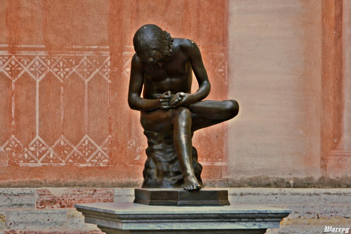 Мальчик достающий занозу 