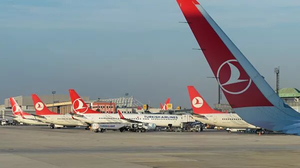   К началу сентября возобновятся пассажирские авиаперевозки в страны ближнего зарубежья, сообщило издание Ассоциации туроператоров России "Вестник АТОР".По данным его источников, с 1 сентября авиакомпании начнут выполнять регулярные рейсы в большинство стран СНГ, в том числе Казахстан, Таджикистан, Киргизию, Армению.Вчера, 18:48 Стало известно, в какие страны теперь можно улететь через Стамбул Как отмечают эксперты, для такого решения есть несколько оснований. Во-первых, ситуация с коронавирусом в России стабилизировалась. Кроме того, в сентябре в стране планируют запустить в промышленное производство вакцину от COVID-Эпидемиологическая обстановка улучшилась и в странах Содружества. К тому же они намерены покупать российскую вакцину, что также поможет восстановлению гуманитарных и деловых связей с Россией.В то же время пока не известно, когда для туристов откроется российско-белорусская граница. Отмечается, что авиакомпания "Белавиа" продлила отмену рейсов в Россию до 21 августа.Из-за пандемии коронавируса Россия с 27 марта прекратила регулярное и чартерное авиасообщение с другими странами. Исключение составляли только рейсы, которыми россиян вывозят из-за границы (а иностранцев — из России), а также грузовые, почтовые, санитарные и некоторые другие.На сегодняшний день Россия открыла границы с Турцией, Великобританией, Танзанией и Швейцарией. Еще несколько стран заявили о готовности принимать российских туристов — Хорватия, Черногория, Египет, ОАЭ, Куба, Доминикана, Мексика, Кения и Мальдивы. 
